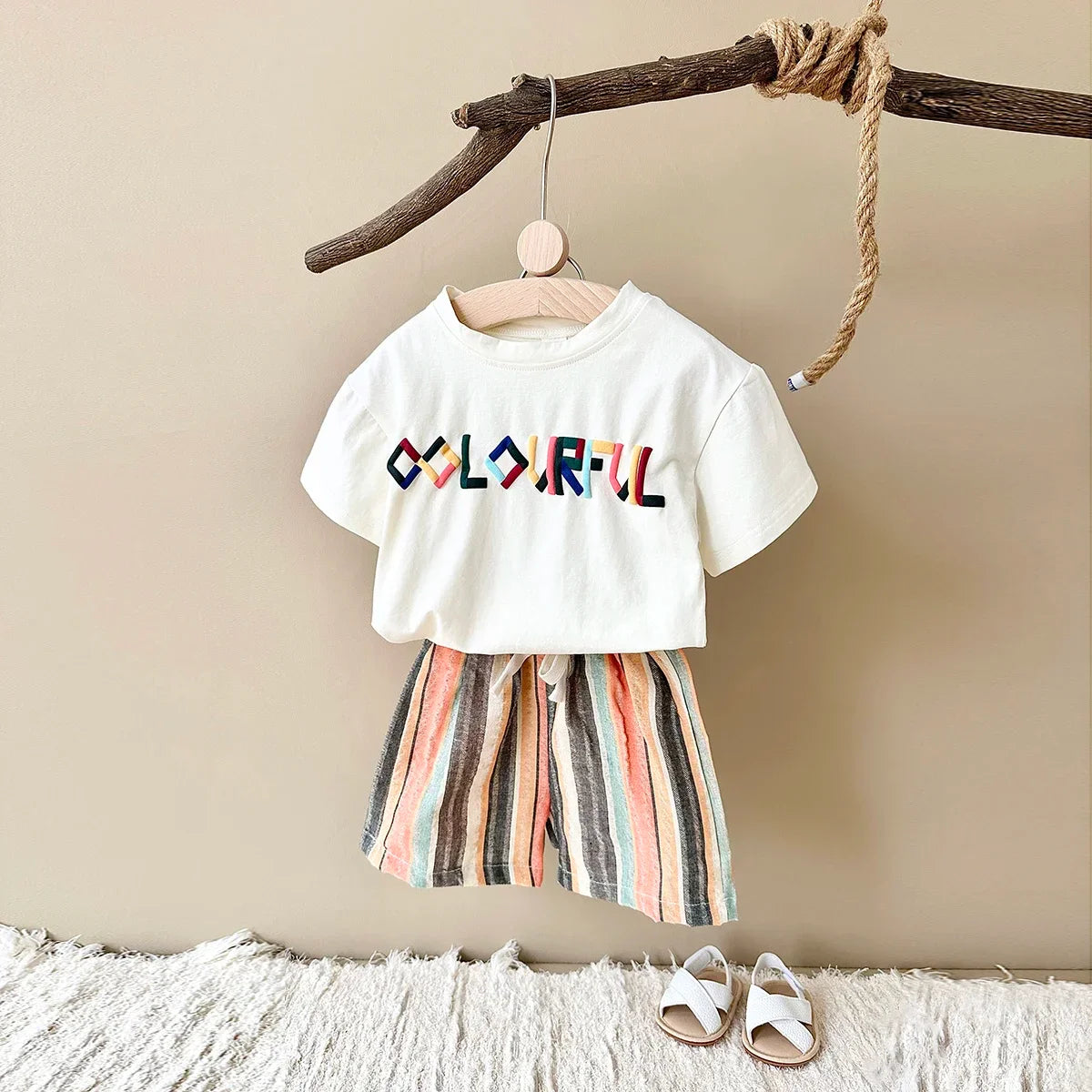 Conjunto Infantil Unissex Camiseta Colourful e Short Listrado – Estilo e Alegria para o Dia a Dia