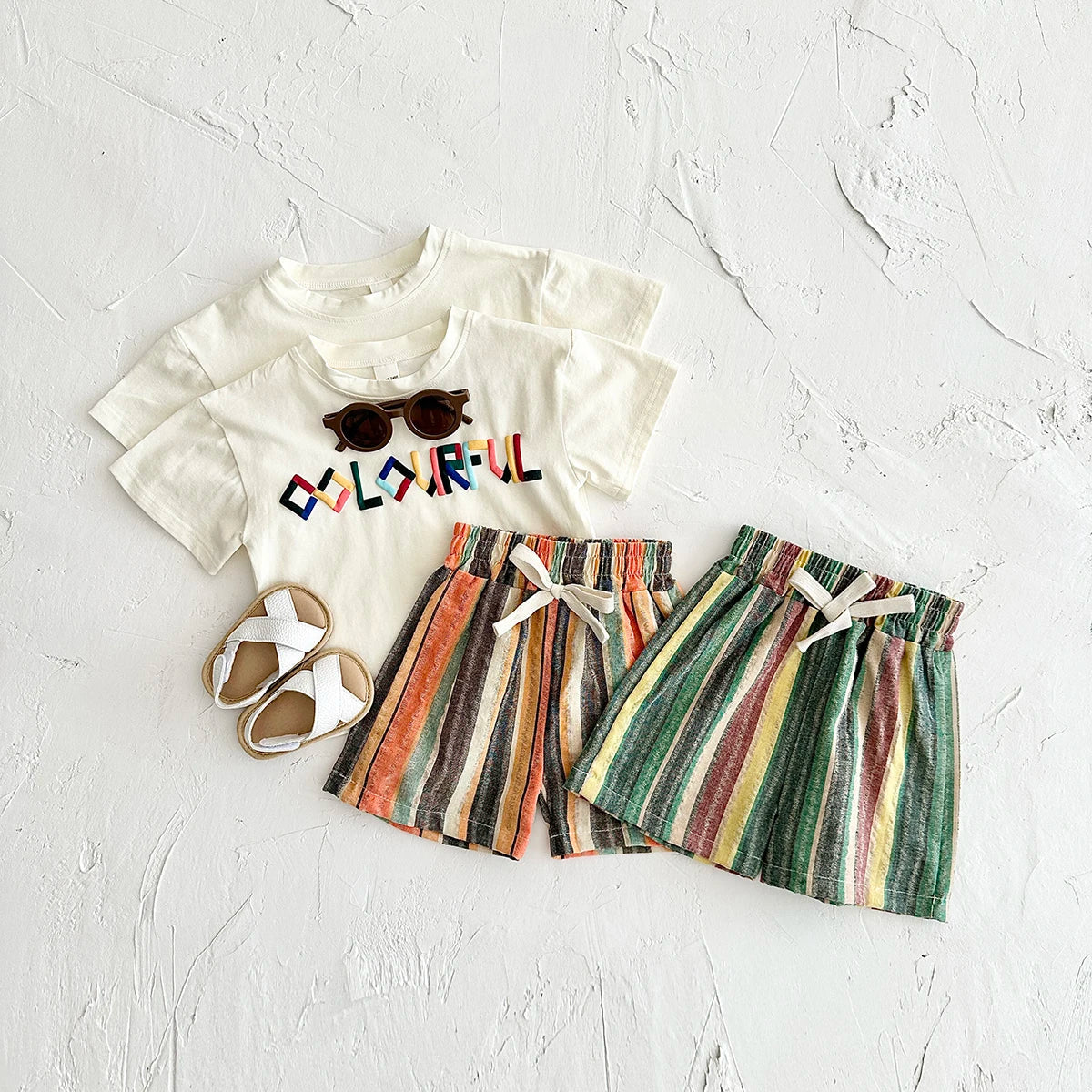 Conjunto Infantil Unissex Camiseta Colourful e Short Listrado – Estilo e Alegria para o Dia a Dia