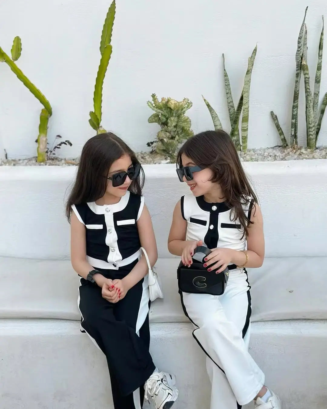 Macacão Infantil Feminino Fashion Preto e Branco – Estilo Moderno para Pequenas Cheias de Atitude