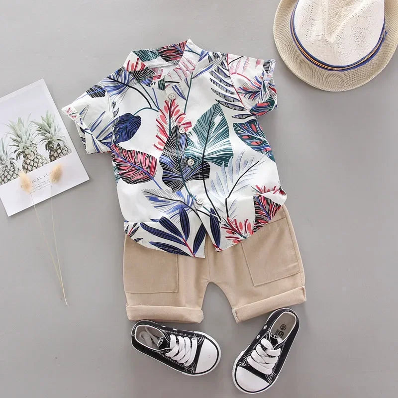 Conjunto Infantil Masculino de Verão – Camisa Estampada Tropical e Bermuda Bege