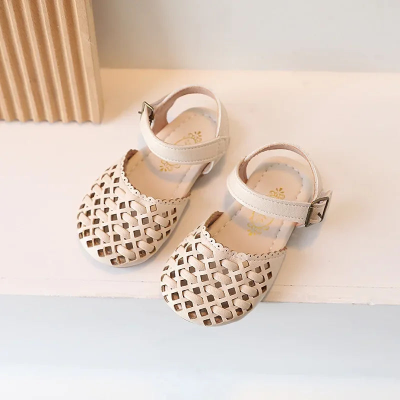 Sandália Infantil Feminina em Couro Sintético Vazado – Conforto e Estilo para Meninas