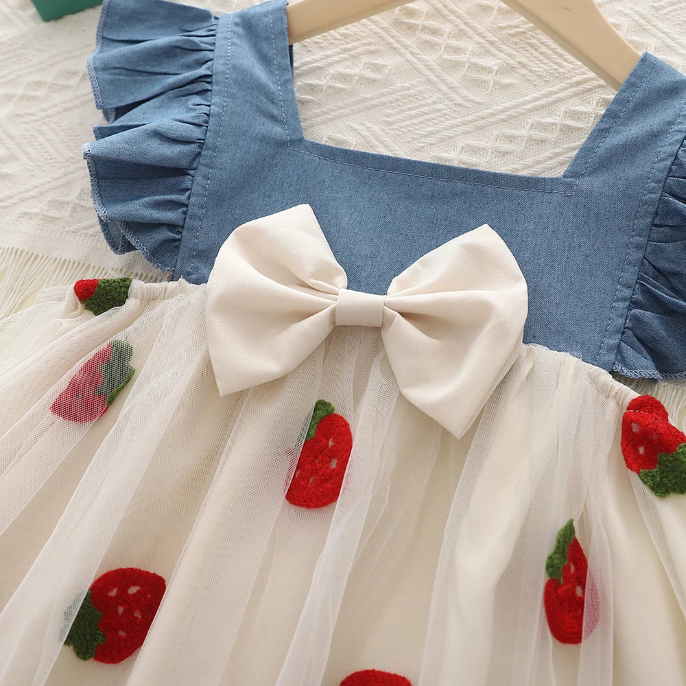 Vestido Infantil Verão com Bordado de Morangos e Laço – Jeans e Tule Patchwork Princesa