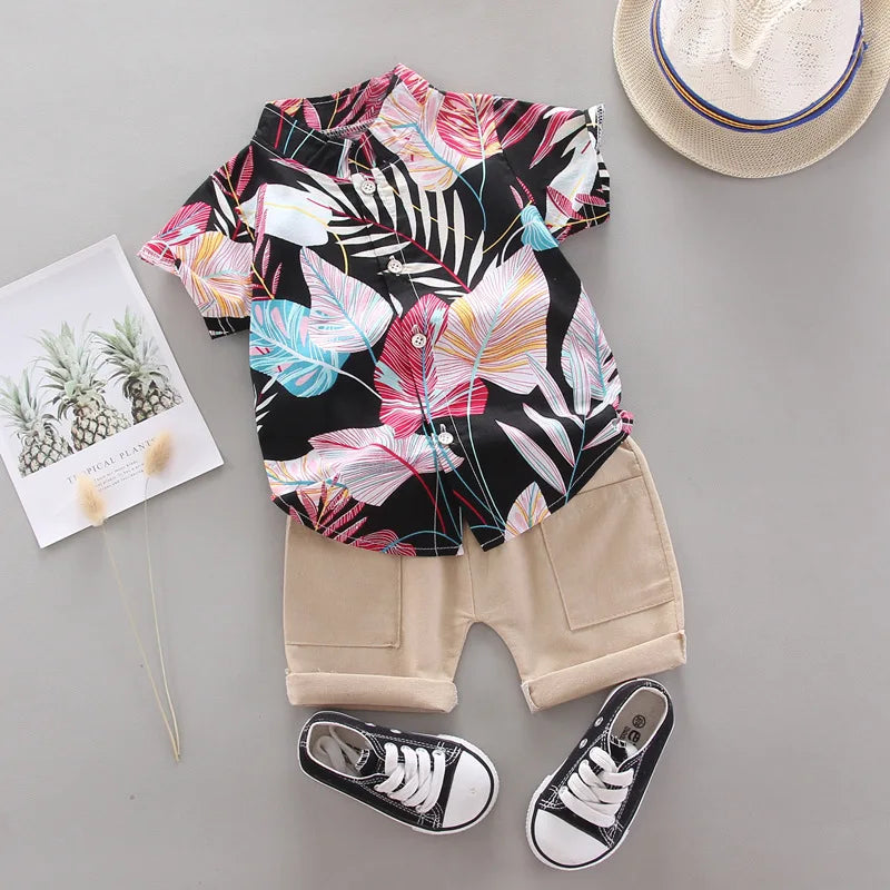 Conjunto Infantil Masculino de Verão – Camisa Estampada Tropical e Bermuda Bege