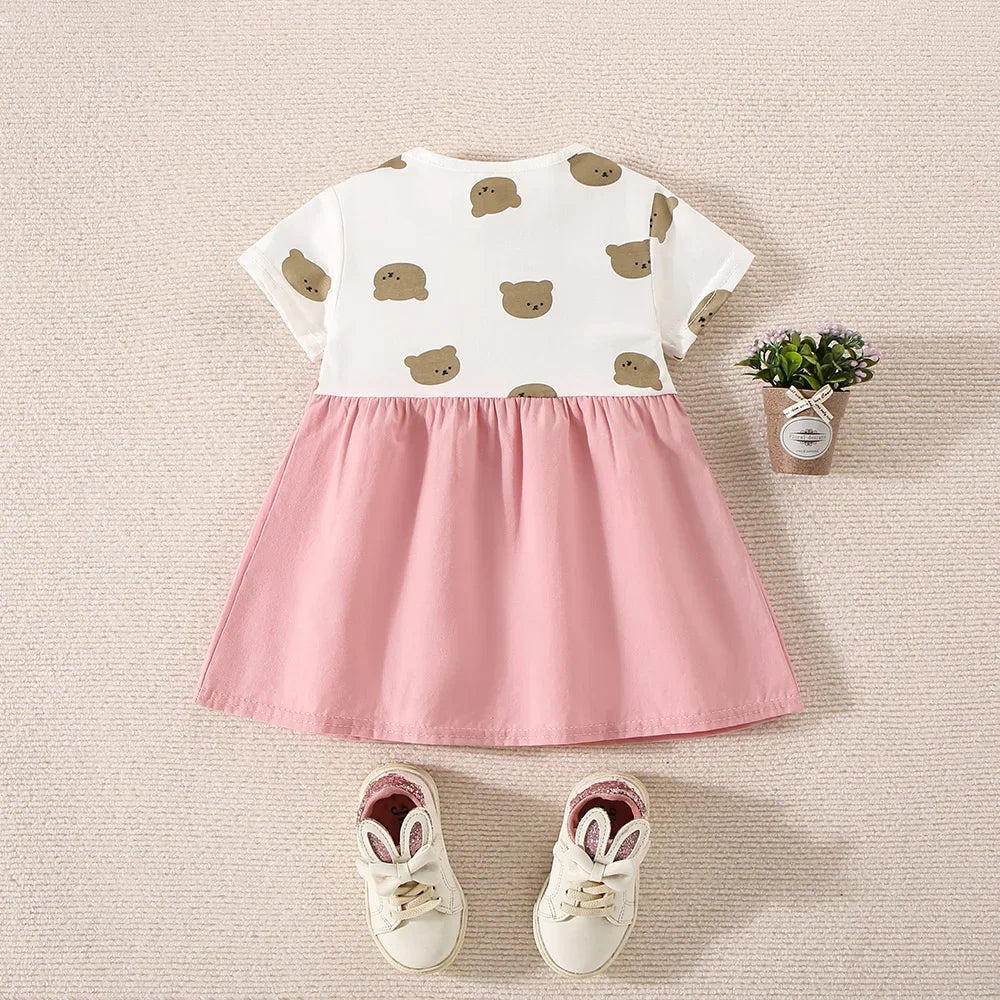 Conjunto Infantil Feminino Camiseta Estampada e Vestido Jardineira Bege – Charme e Conforto para o Dia a Dia