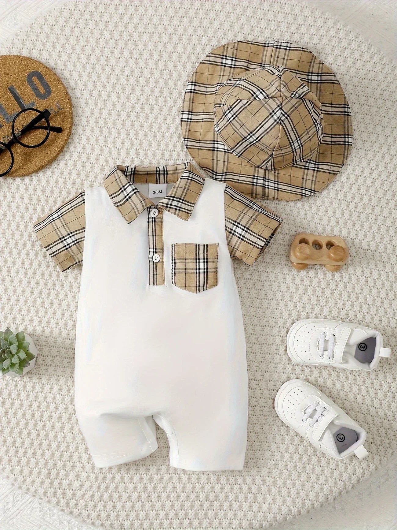 Macacão Infantil Masculino de Verão com Gola Xadrez e Chapéu – Conforto e Estilo para Bebês