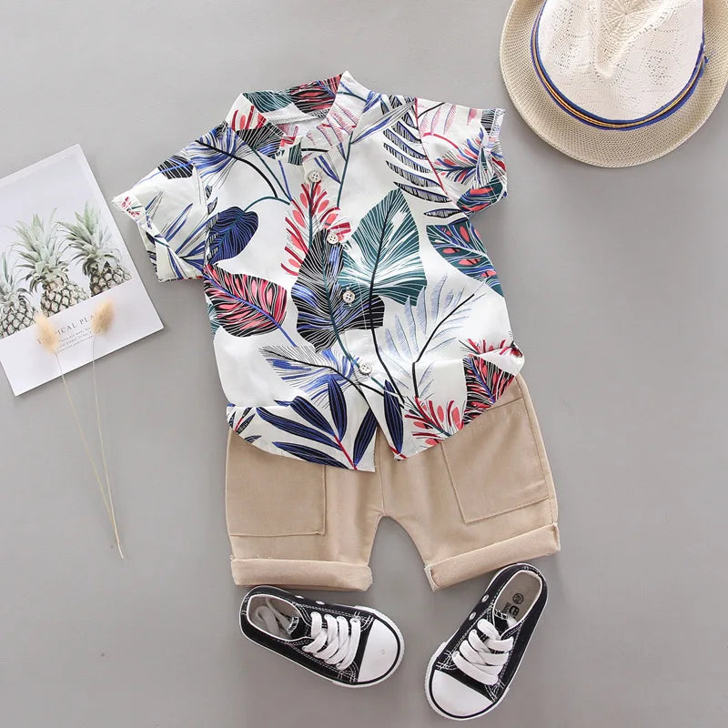 Conjunto Infantil Masculino de Verão – Camisa Estampada Tropical e Bermuda Bege