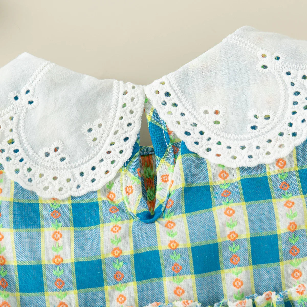 Vestido Infantil Feminino Xadrez Azul com Gola Branca Bordada – Delicadeza e Estilo para as Pequenas