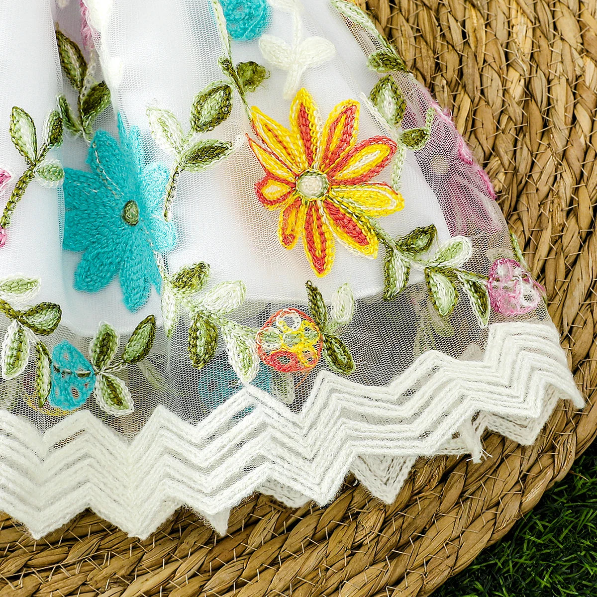 Vestido Infantil Branco com Bordado Floral Colorido – Roupa de Festa para Meninas