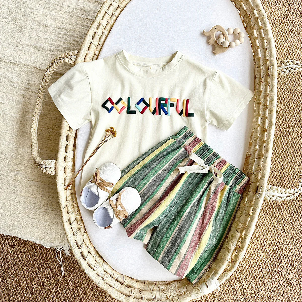 Conjunto Infantil Unissex Camiseta Colourful e Short Listrado – Estilo e Alegria para o Dia a Dia