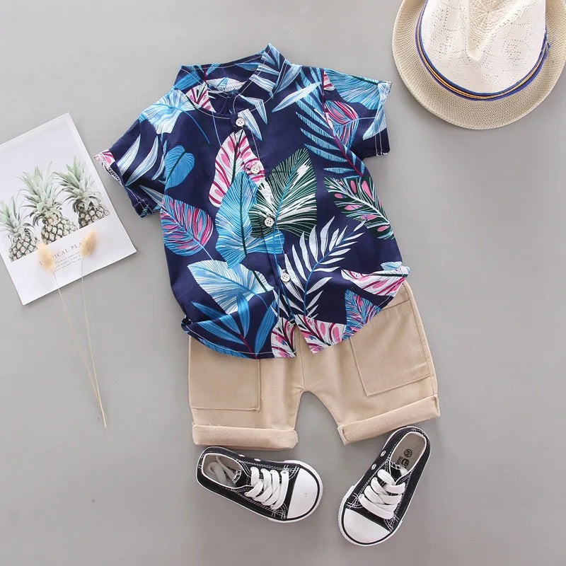 Conjunto Infantil Masculino de Verão – Camisa Estampada Tropical e Bermuda Bege
