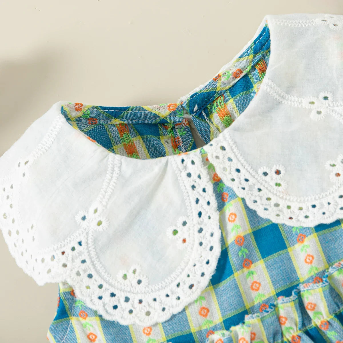 Vestido Infantil Feminino Xadrez Azul com Gola Branca Bordada – Delicadeza e Estilo para as Pequenas