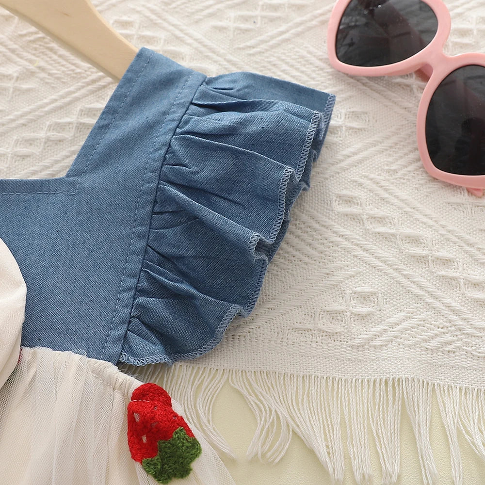Vestido Infantil Verão com Bordado de Morangos e Laço – Jeans e Tule Patchwork Princesa