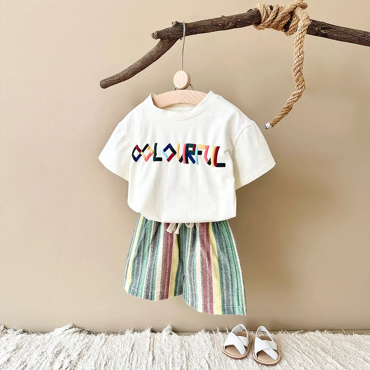 Conjunto Infantil Unissex Camiseta Colourful e Short Listrado – Estilo e Alegria para o Dia a Dia