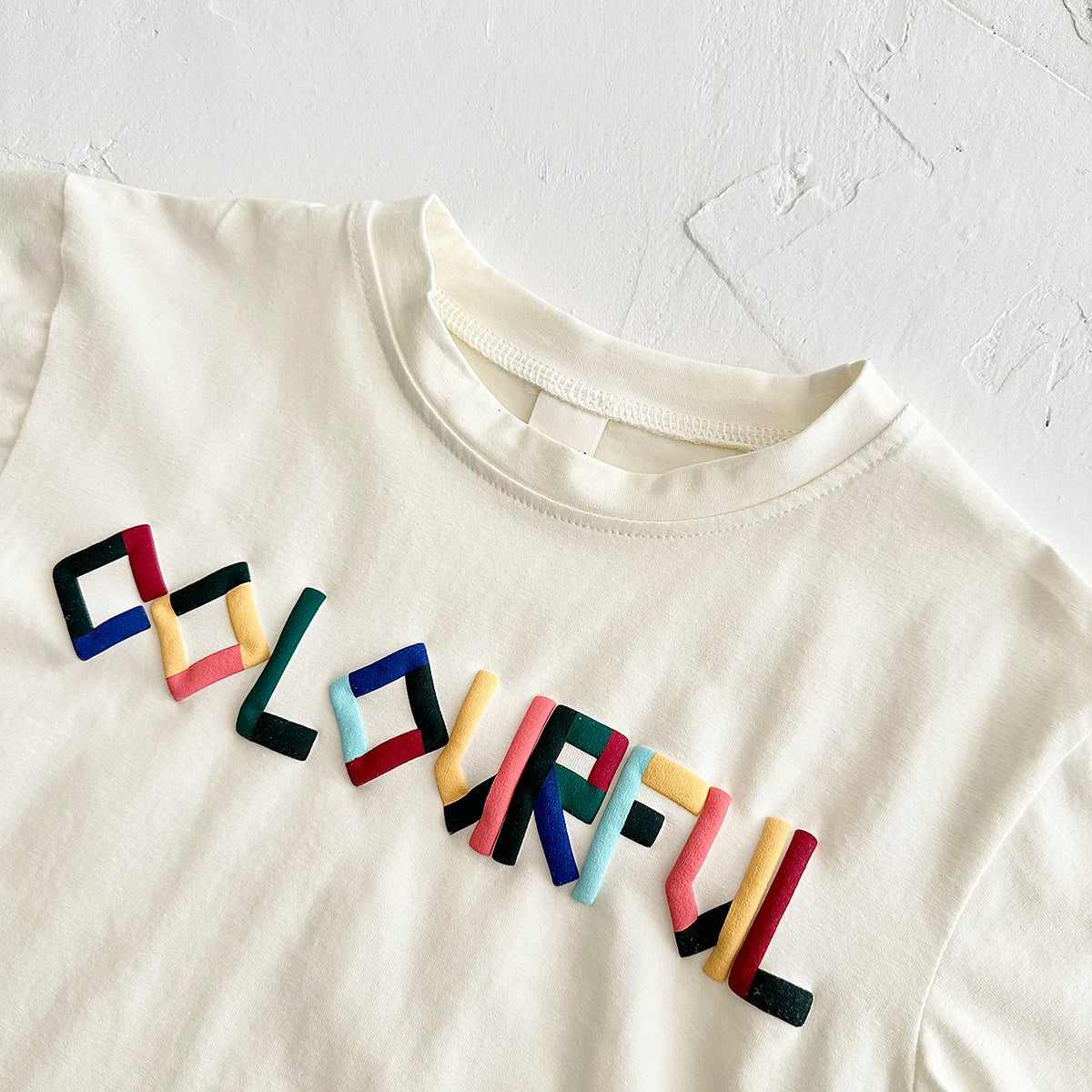 Conjunto Infantil Unissex Camiseta Colourful e Short Listrado – Estilo e Alegria para o Dia a Dia