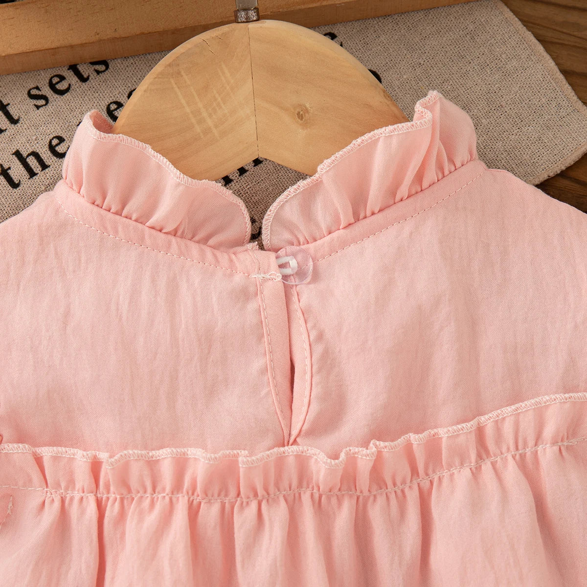 Vestido Infantil Feminino Rosa com Laço Verde e Babado – Charme e Delicadeza para Todas as Ocasiões