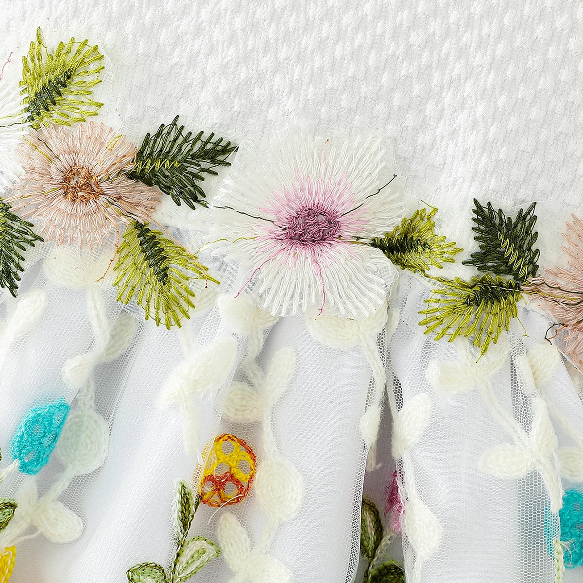Vestido Infantil Branco com Bordado Floral Colorido – Roupa de Festa para Meninas