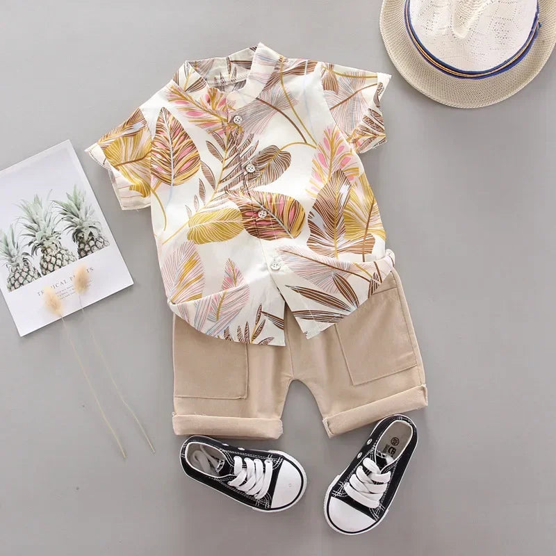 Conjunto Infantil Masculino de Verão – Camisa Estampada Tropical e Bermuda Bege