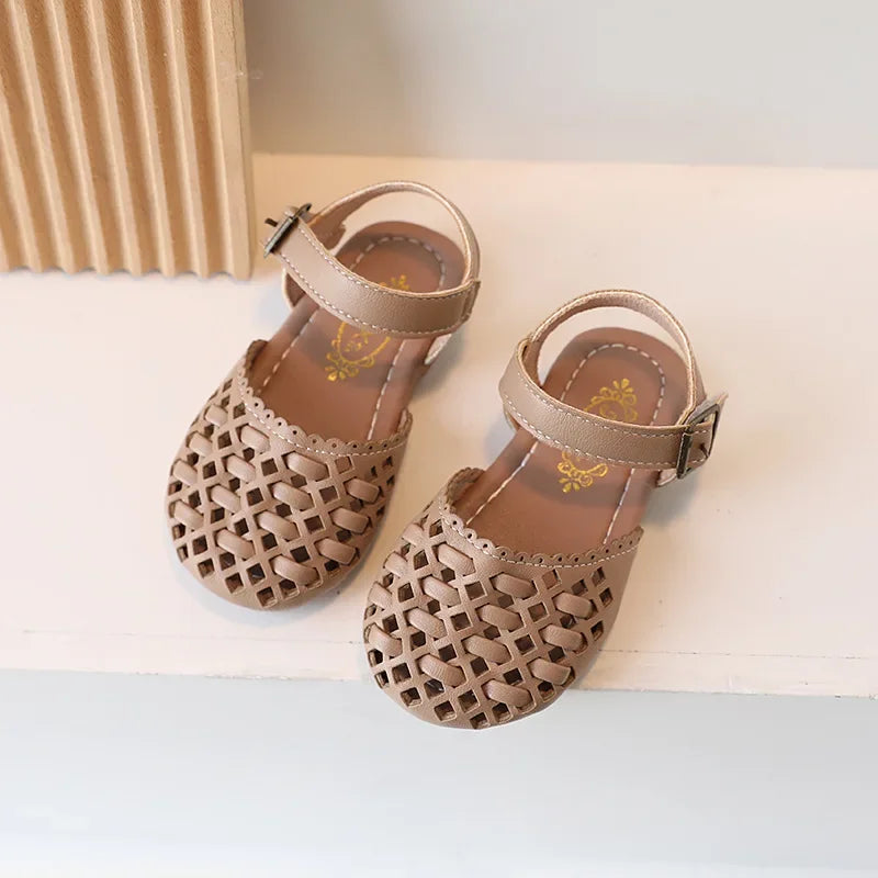 Sandália Infantil Feminina em Couro Sintético Vazado – Conforto e Estilo para Meninas