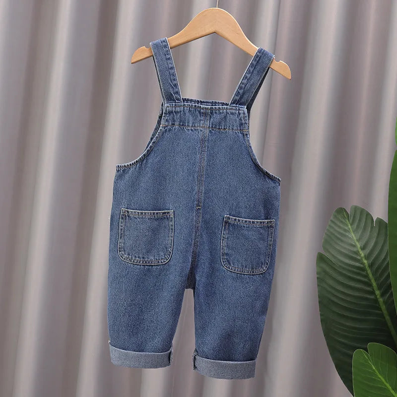 Jardineira Infantil Jeans Unissex com Aplique de Ursinho – Conforto e Estilo para Todas as Estações