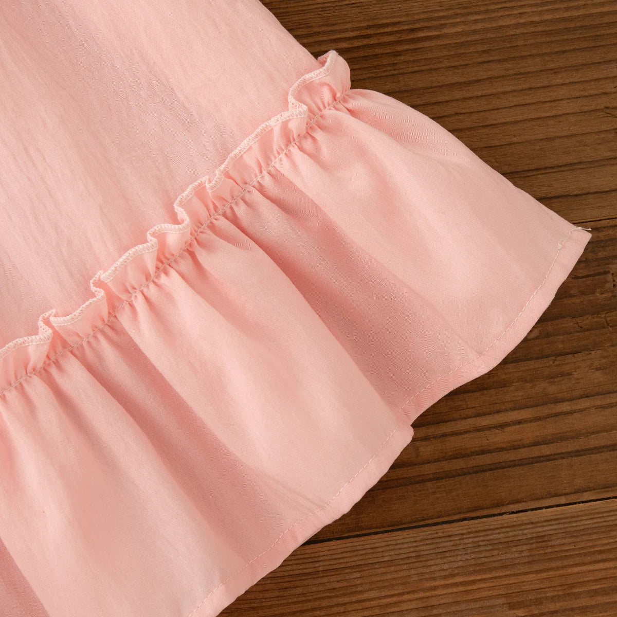 Vestido Infantil Feminino Rosa com Laço Verde e Babado – Charme e Delicadeza para Todas as Ocasiões