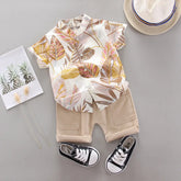 Conjunto Infantil Masculino de Verão – Camisa Estampada Tropical e Bermuda Bege