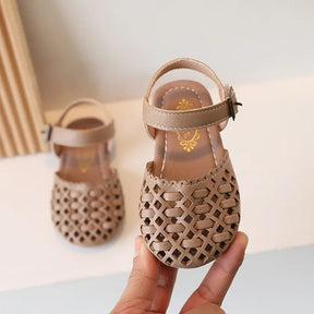 Sandália Infantil Feminina em Couro Sintético Vazado – Conforto e Estilo para Meninas