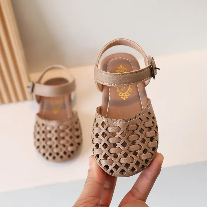 Sandália Infantil Feminina em Couro Sintético Vazado – Conforto e Estilo para Meninas