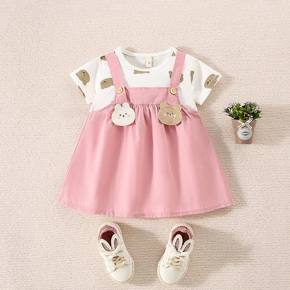 Conjunto Infantil Feminino Camiseta Estampada e Vestido Jardineira Bege – Charme e Conforto para o Dia a Dia