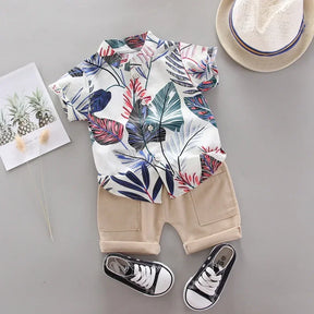 Conjunto Infantil Masculino de Verão – Camisa Estampada Tropical e Bermuda Bege