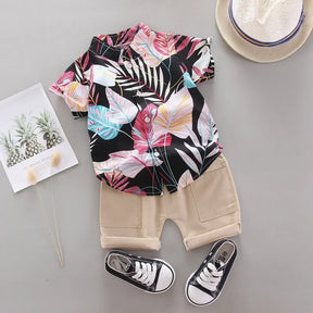 Conjunto Infantil Masculino de Verão – Camisa Estampada Tropical e Bermuda Bege