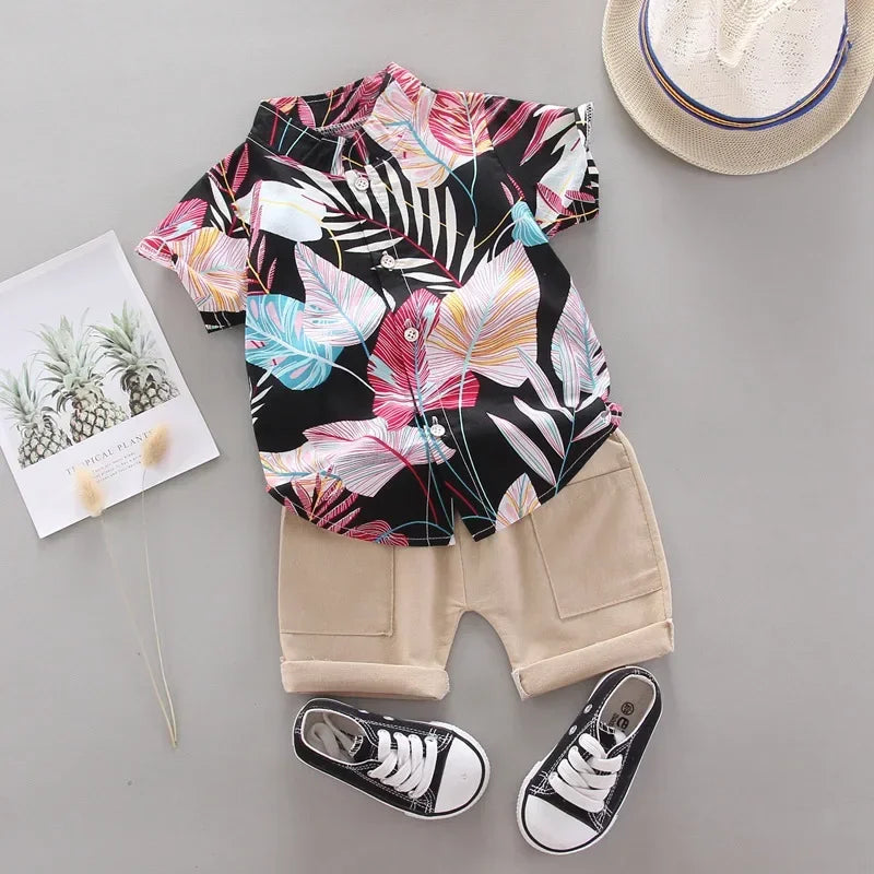 Conjunto Infantil Masculino de Verão – Camisa Estampada Tropical e Bermuda Bege