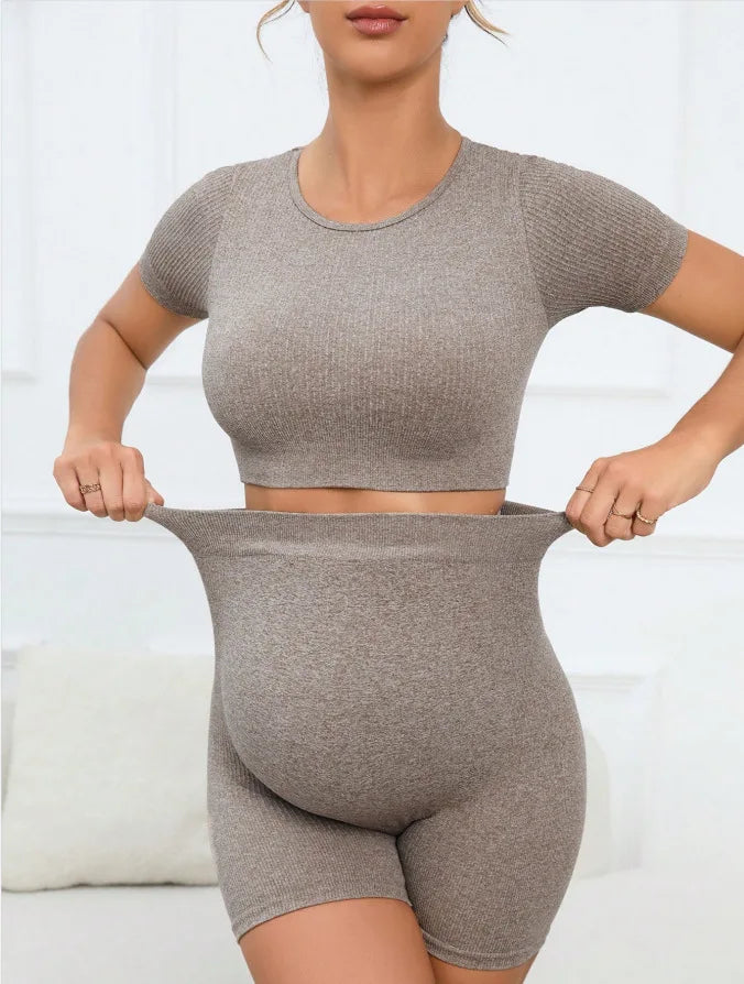Conjunto Gestante Canelado Cinza com Cropped e Shorts – Estilo e Conforto na Maternidade