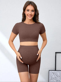 Conjunto Gestante Canelado Cinza com Cropped e Shorts – Estilo e Conforto na Maternidade