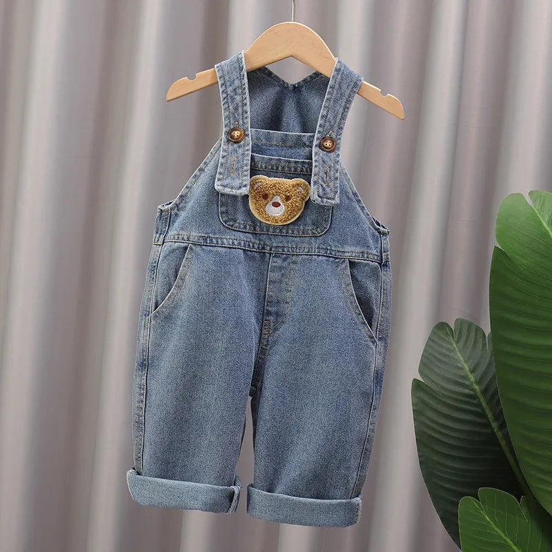 Jardineira Infantil Jeans Unissex com Aplique de Ursinho – Conforto e Estilo para Todas as Estações
