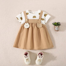 Conjunto Infantil Feminino Camiseta Estampada e Vestido Jardineira Bege – Charme e Conforto para o Dia a Dia