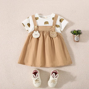 Conjunto Infantil Feminino Camiseta Estampada e Vestido Jardineira Bege – Charme e Conforto para o Dia a Dia