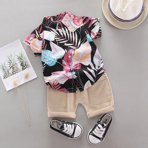 Conjunto Infantil Masculino de Verão – Camisa Estampada Tropical e Bermuda Bege