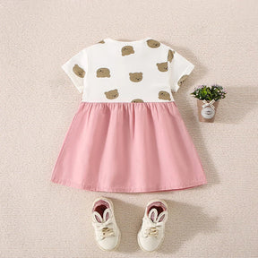 Conjunto Infantil Feminino Camiseta Estampada e Vestido Jardineira Bege – Charme e Conforto para o Dia a Dia