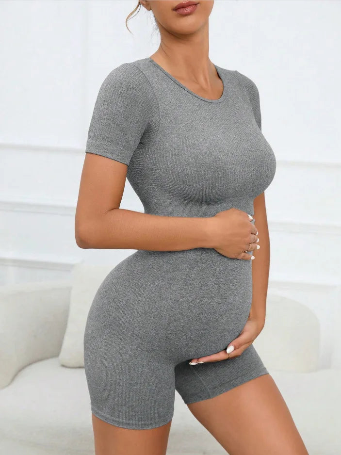 Conjunto Gestante Canelado Cinza com Cropped e Shorts – Estilo e Conforto na Maternidade