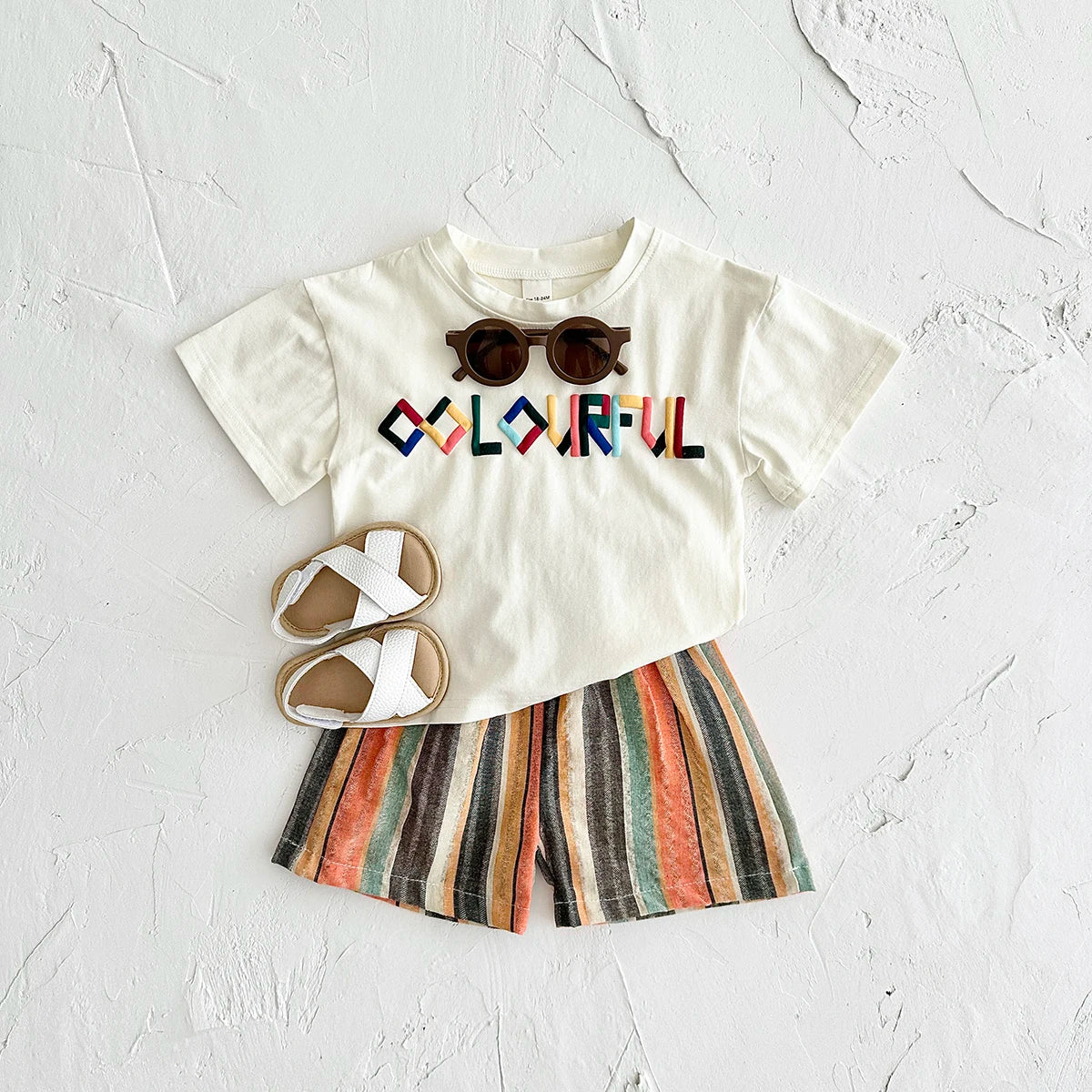 Conjunto Infantil Unissex Camiseta Colourful e Short Listrado – Estilo e Alegria para o Dia a Dia