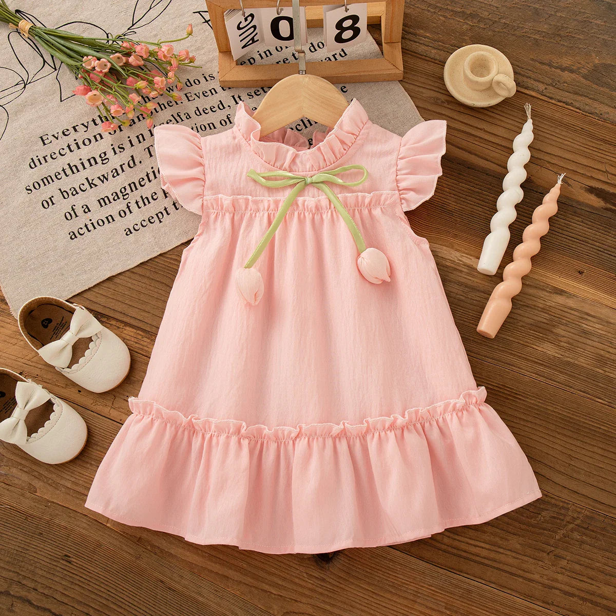 Vestido Infantil Feminino Rosa com Laço Verde e Babado – Charme e Delicadeza para Todas as Ocasiões