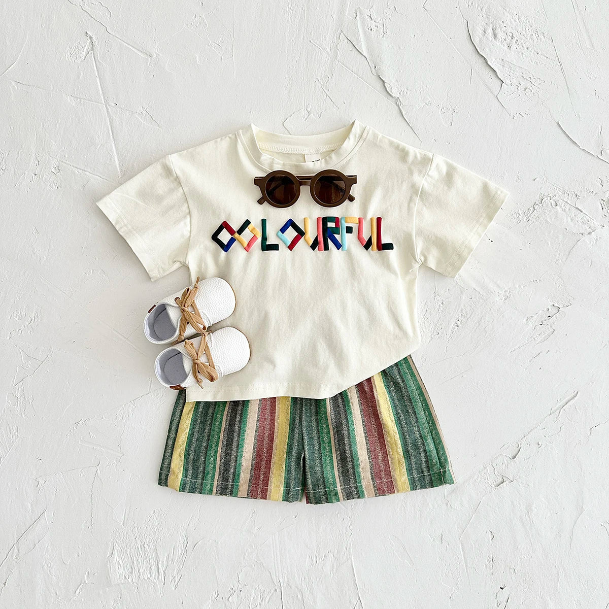 Conjunto Infantil Unissex Camiseta Colourful e Short Listrado – Estilo e Alegria para o Dia a Dia
