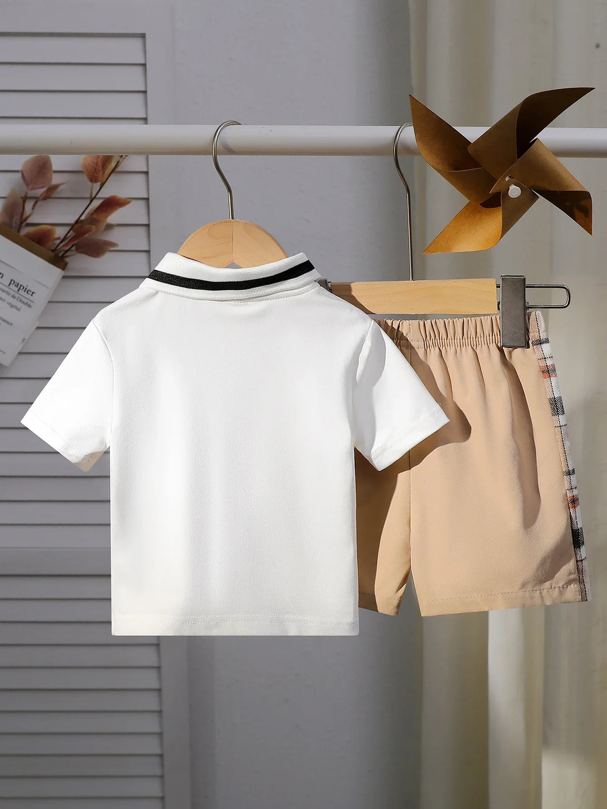 Conjunto Infantil Masculino de Verão – Camiseta Polo e Short com Detalhes em Xadrez Clássico