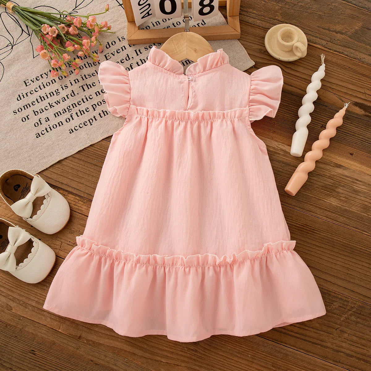 Vestido Infantil Feminino Rosa com Laço Verde e Babado – Charme e Delicadeza para Todas as Ocasiões