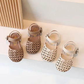 Sandália Infantil Feminina em Couro Sintético Vazado – Conforto e Estilo para Meninas