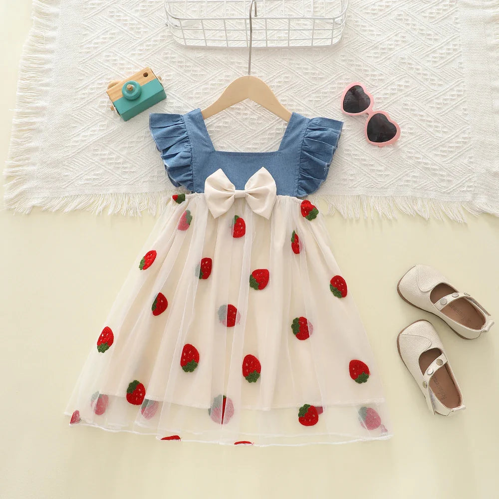 Vestido Infantil Verão com Bordado de Morangos e Laço – Jeans e Tule Patchwork Princesa