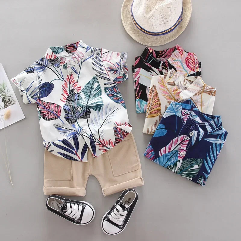Conjunto Infantil Masculino de Verão – Camisa Estampada Tropical e Bermuda Bege