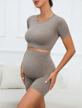 Conjunto Gestante Canelado Cinza com Cropped e Shorts – Estilo e Conforto na Maternidade