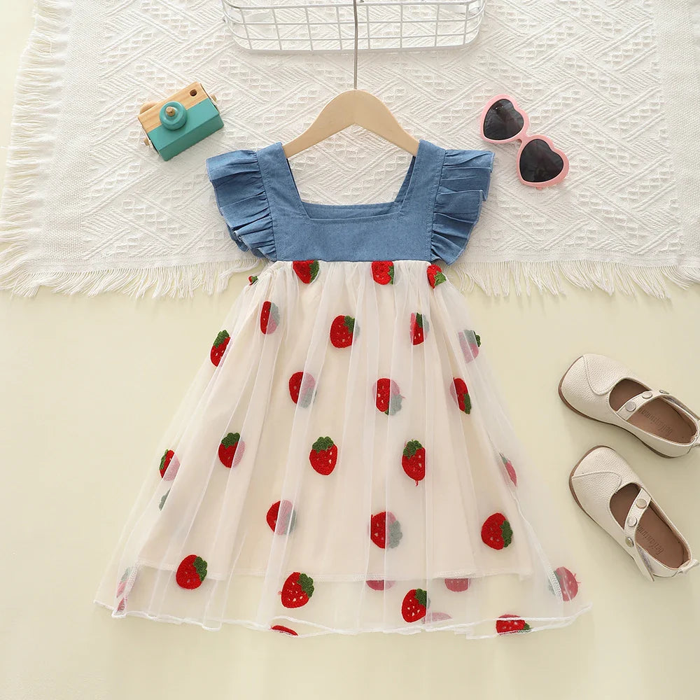 Vestido Infantil Verão com Bordado de Morangos e Laço – Jeans e Tule Patchwork Princesa