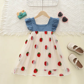 Vestido Infantil Verão com Bordado de Morangos e Laço – Jeans e Tule Patchwork Princesa
